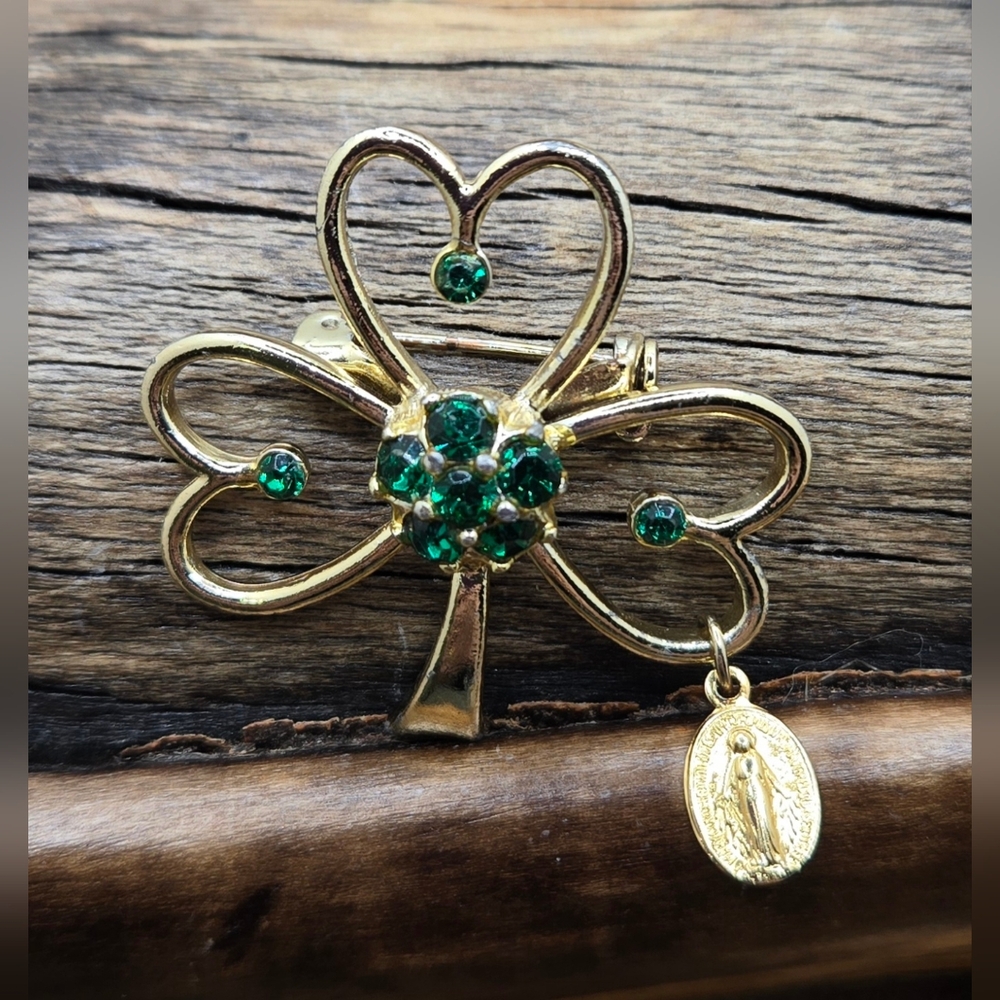 ☘️ Beatrix Shamrock Brooch Gold Tone w/ Green Crystals Measures 1.5" Square EUC